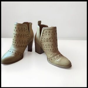 Euro Soft by Sofft Size 9.5 Sarita tan faux leather pull on ankle booties